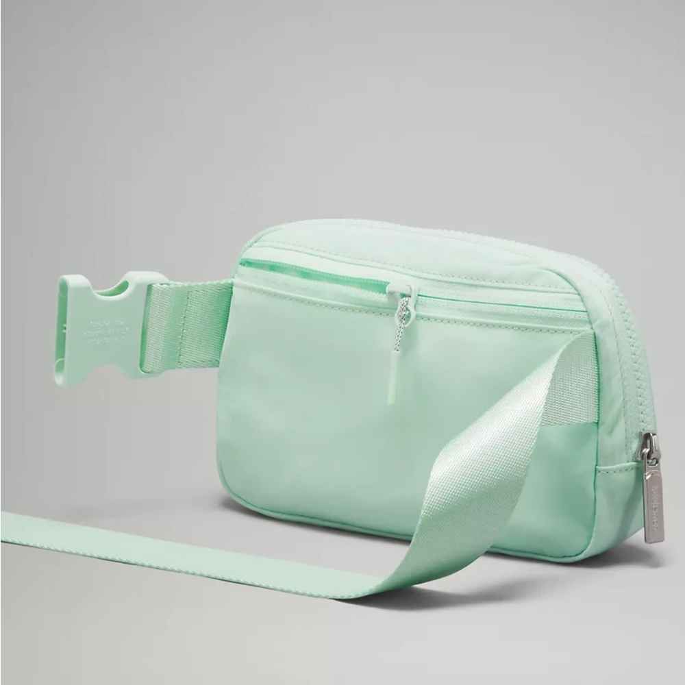 Lululemon Everywhere Belt Bag mint NWT 1L - Picture 4 of 5